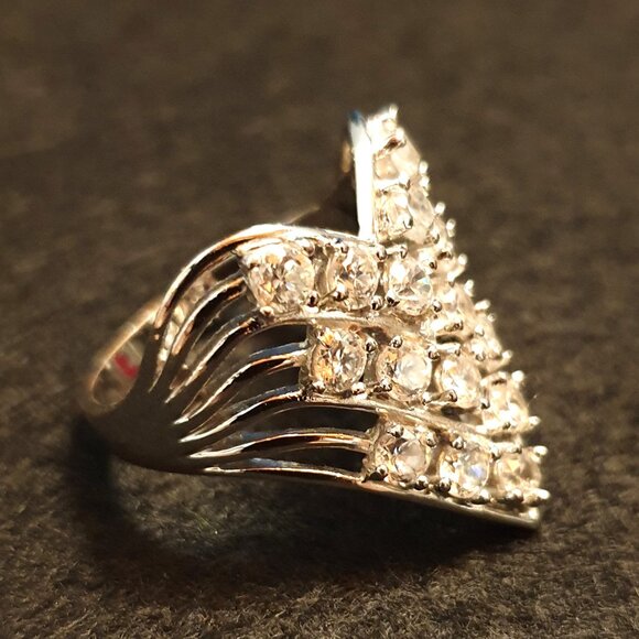 Elegant Vintage Cubic Zirconia Sterling Silver Heart-Shaped Cluster Ring - Picture 7 of 12